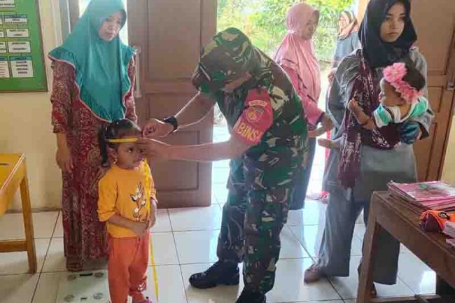 Babinsa Melaksanakan Pendampingan Posyandu Sebagai Upaya Penanganan Stunting 