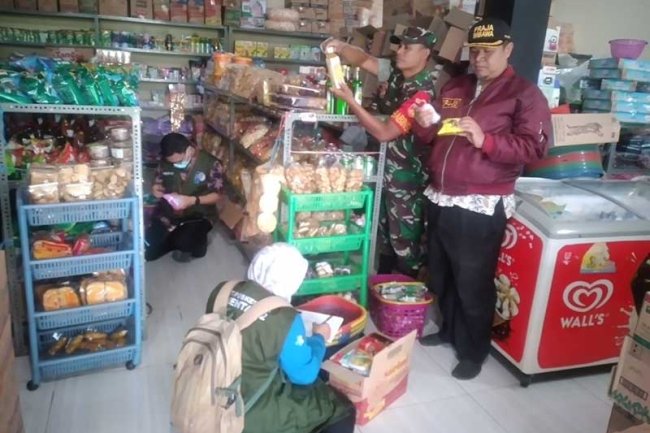 Babinsa Melaksanakan Penagawasan Dan Razia Makanan Minuman Tidak Layak Komsumsi
