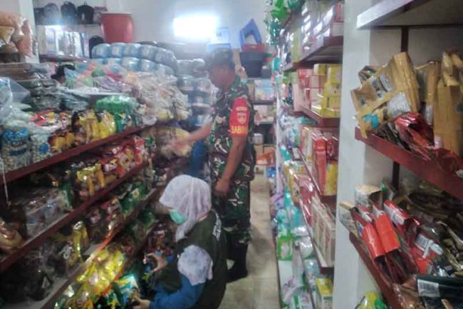 BABINSA IKUT SERTA DALAM MELAKSANAKAN PENGAWASAN DAN RAZIA MAKANAN/MINUMAN TIDAK LAYAK KOMSUSMSI