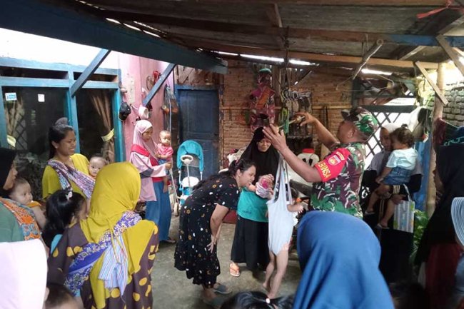 Babinsa Koramil 18 Pagentan Dampingi Kegiatan Posyandu Balita Penurunan Angka Stunting