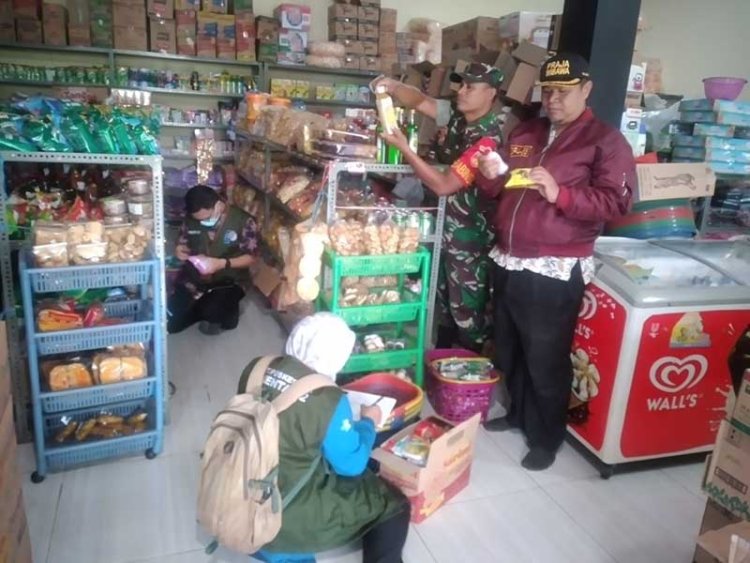 Babinsa Melaksanakan Penagawasan Dan Razia Makanan Minuman Tidak Layak Komsumsi