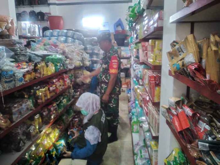 BABINSA IKUT SERTA DALAM MELAKSANAKAN PENGAWASAN DAN RAZIA MAKANAN/MINUMAN TIDAK LAYAK KOMSUSMSI