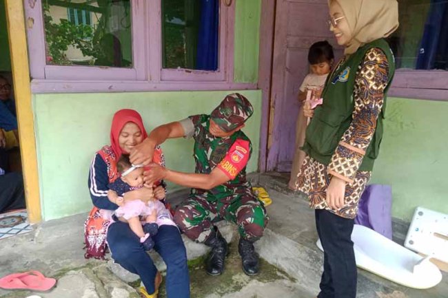Cegah Stunting Babinsa Koramil 18 Pagentan Aktif Dampingi Posyandu