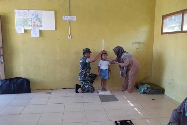 Peran Aktif Babinsa Koramil 18 Pagentan Mendampingi Kegiatan Posyandu Sebagai Upaya Penurunan Angka Stunting di Wilayah 