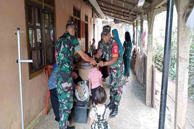 Babinsa Koramil 18/Pagentan Mendampingi Kegiatan Posyandu Sebagai Upaya Penurunan Angka Stunting di Wilayah 