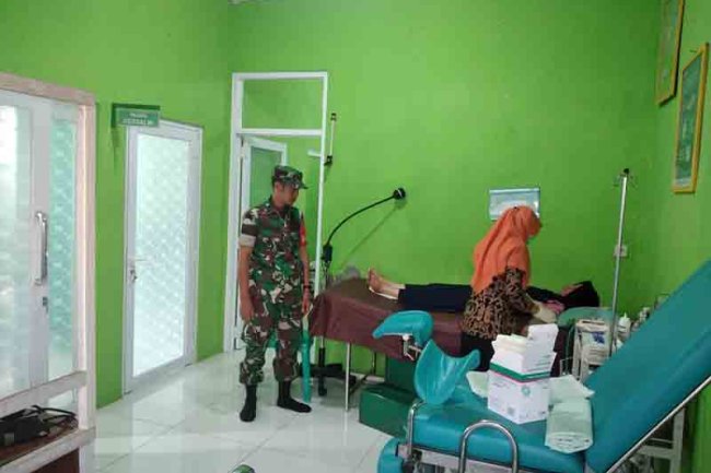 Dukung Program Pemerintah, Babinsa Koramil 18/Pagentan Dampingi Pelayanan KB Kes MKJP