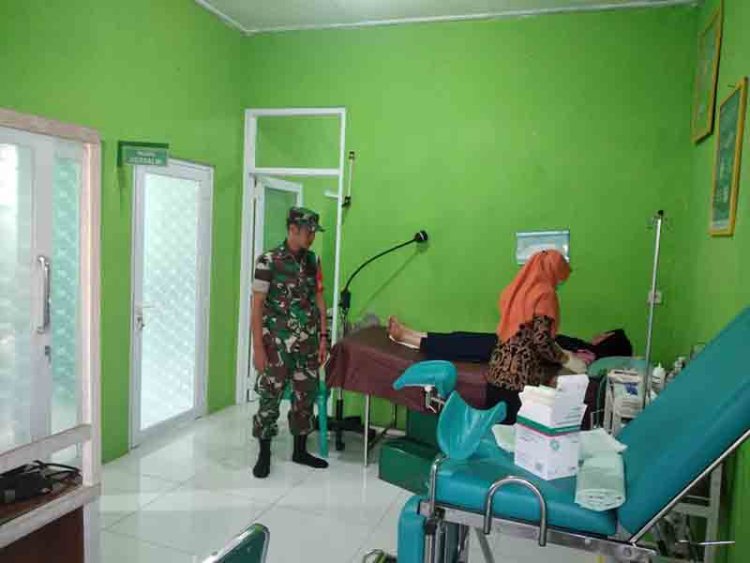 Dukung Program Pemerintah, Babinsa Koramil 18/Pagentan Dampingi Pelayanan KB Kes MKJP