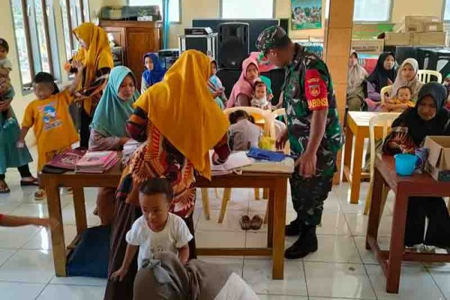 Babinsa Koramil 18 Pagentan Dampingi Kegiatan Posyandu Balita Untuk Upaya Penurunan Stunting