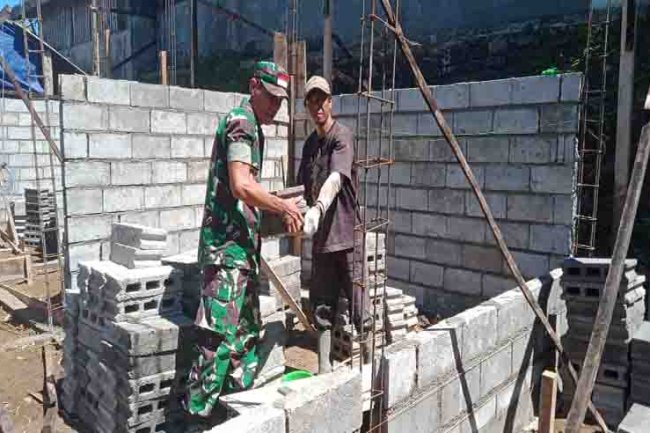 BANTU KESULITAN RAKYAT BABINSA SEMPATKAN WAKTUNYA IKUT BANGUN RUMAH WARGA