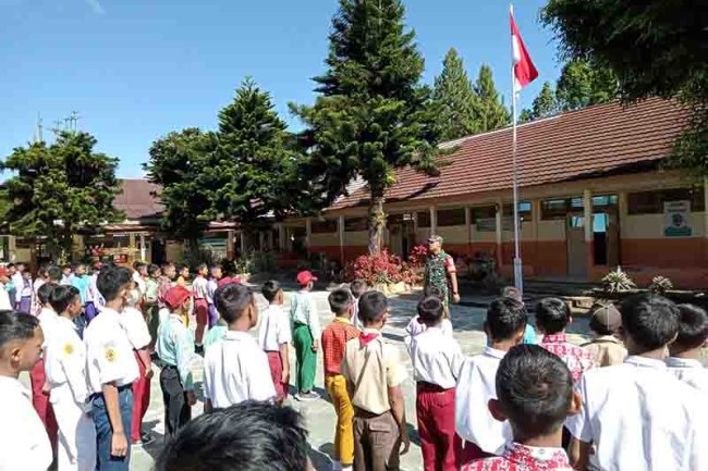 Tanamkan Disiplin Babinsa Koramil 18 Pagentan Latih Pbb Siswa Smp Negeri 1 Pagentan