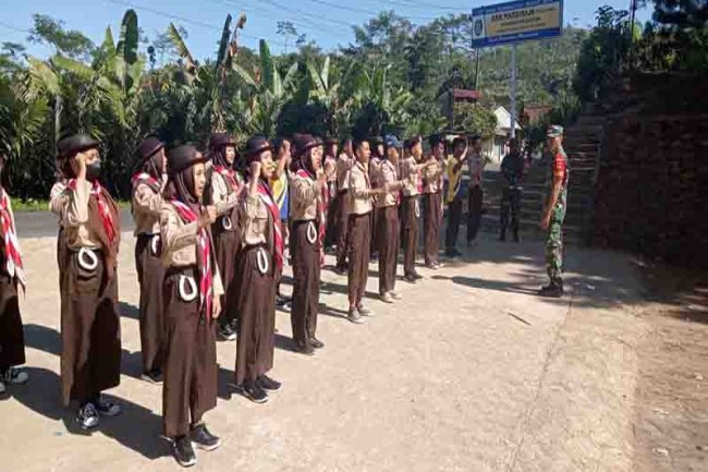 BABINSA KORAMIL 18 PAGENTAN LATIH PBB DI SMP NEGERI 1 PAGENTAN