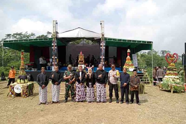 Babinsa Koramil 18 Pagentan Hadiri Tradisi Sedekah Bumi Bersama Warga Masyarakat