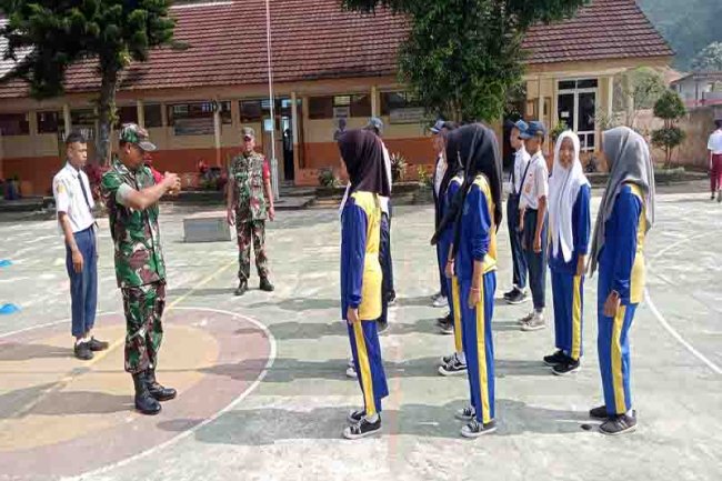 Tanamkan Kedisiplinan, Babinsa Melatih PBB di Sekolah SMPN 1 Pagentan