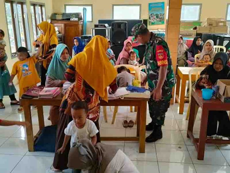 Babinsa Koramil 18 Pagentan Dampingi Kegiatan Posyandu Balita Untuk Upaya Penurunan Stunting