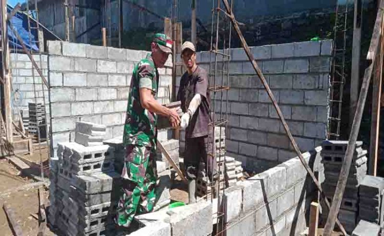 BANTU KESULITAN RAKYAT BABINSA SEMPATKAN WAKTUNYA IKUT BANGUN RUMAH WARGA