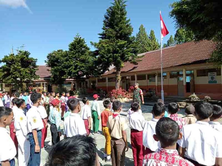 Tanamkan Disiplin Babinsa Koramil 18 Pagentan Latih Pbb Siswa Smp Negeri 1 Pagentan