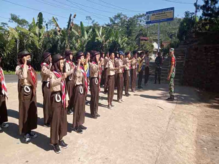 BABINSA KORAMIL 18 PAGENTAN LATIH PBB DI SMP NEGERI 1 PAGENTAN