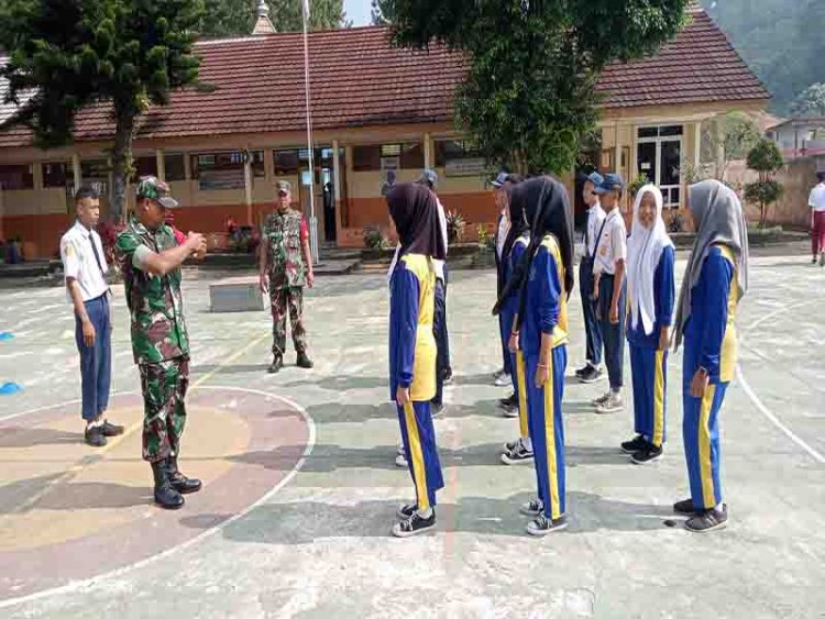 Tanamkan Kedisiplinan, Babinsa Melatih PBB di Sekolah SMPN 1 Pagentan