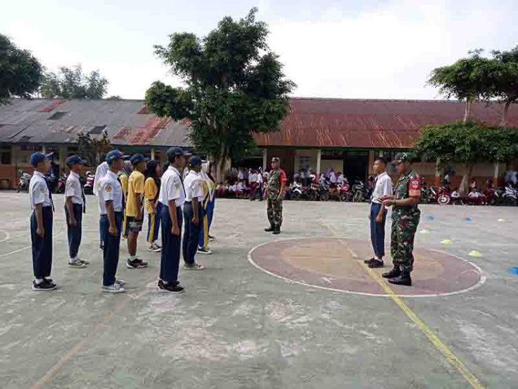 Tanamkan Kedisiplinan, Babinsa Melatih PBB di Sekolah SMPN 1 Pagentan