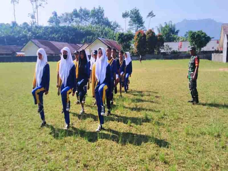 Personel Koramil 18 Pagentan Latih Terus Pasukan Pengibar Bendera