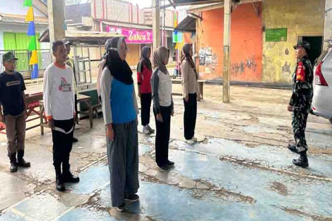 Bantu pelatihan Linmas,Babinsa koramil 18/ pagentan latih PBB