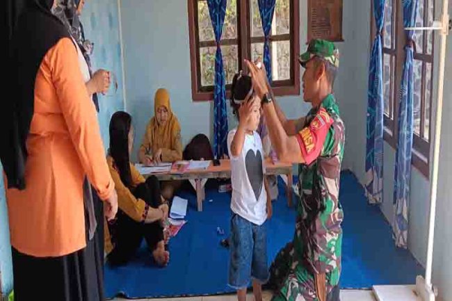 Babinsa Koramil 18 Pagentan Melaksanakan  pendampingan Posyandu