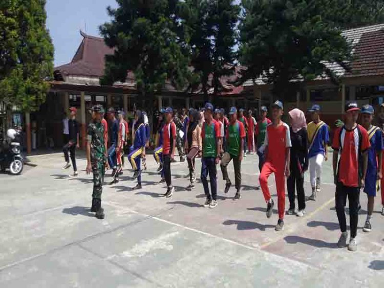 Menyongsong HUT RI Babinsa Koramil 18/Pagentan Latih Pasukan Pengibar Bendera