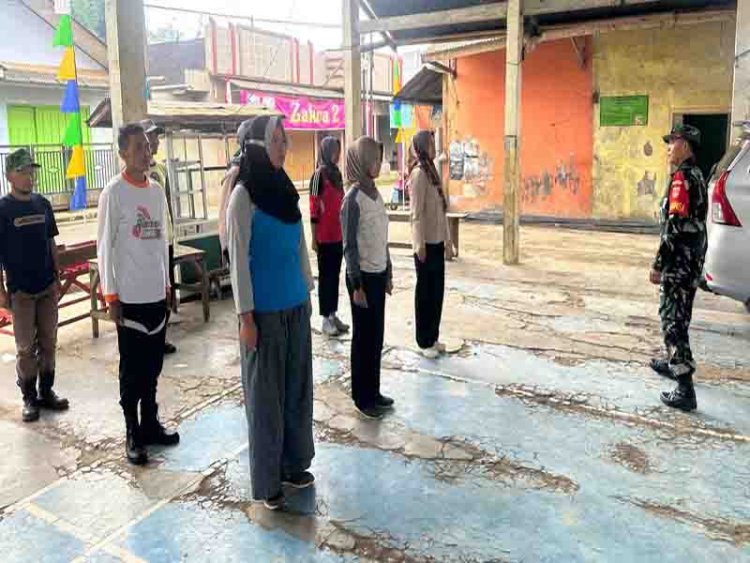 Bantu pelatihan Linmas,Babinsa koramil 18/ pagentan latih PBB