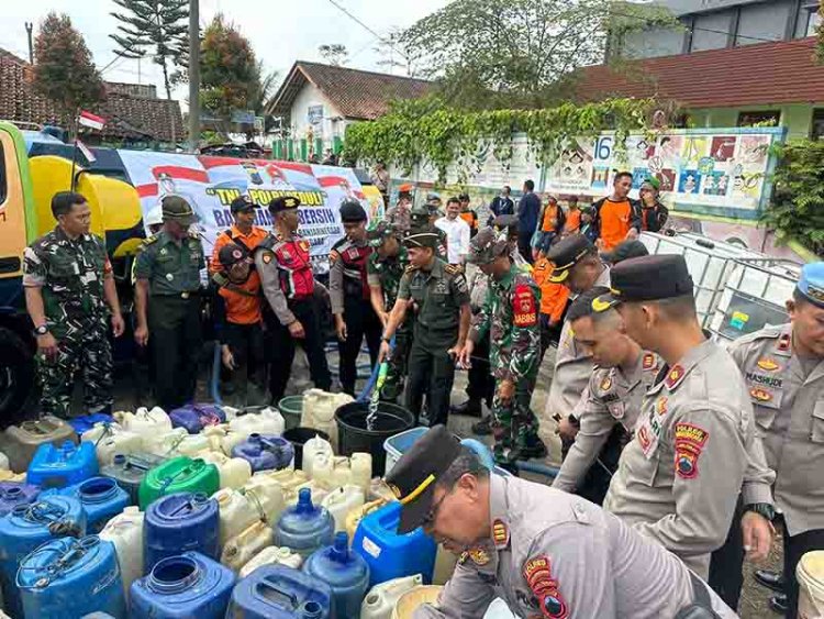 DANDIM DAN KAPOLRES DROOPING AIR BERSIH DI WILAYAH KEC PAGENTAN