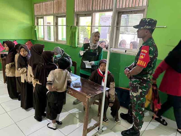 SUKSESKAN PROGRAM BULAN IMUNISASI ANAK SEKOLAH (BIAS) BABINSA KORAMIL 18/PAGENTAN DAMPINGI PETUGAS NAKES UPTD PUSKESMAS PAGENTAN 2 BERI IMUNISASI