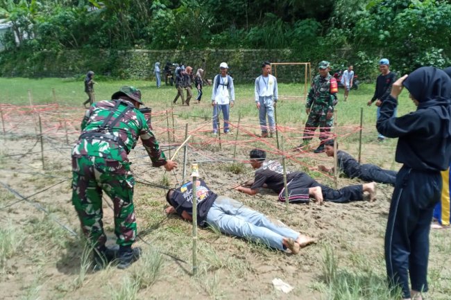DANRAMIL 18/PAGENTAN BESERTA ANGGOTA MEMBERIKAN MATERI WASBANG MELALUI KEGIATAN OUT BOUND DI SMK N 1 PAGENTAN