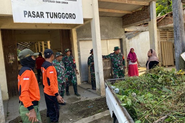 Karya Bakti, Koramil 12/Sigaluh Kodim 0704/Banjarnegara Gelar Bersih Pasar Tradisional