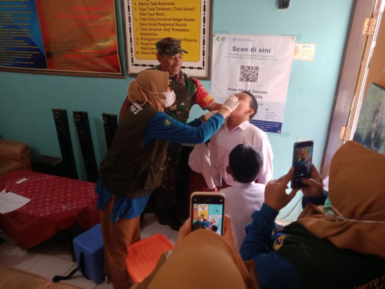BABINSA KORAMIL 18/PGT DAMPINGI IMUNISASAI POLIO DI SEKOLAH SD