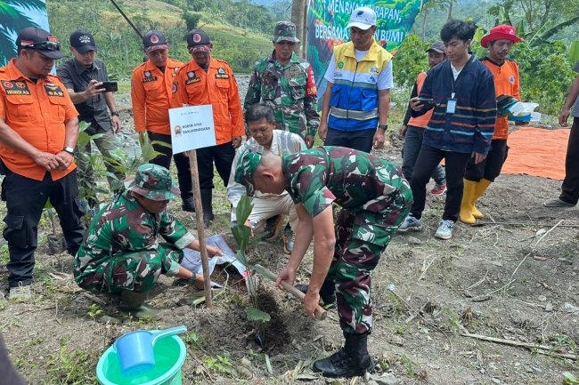 Dandim 0704/Banjarnegara pimpin penanaman pohon Aren Bersama PT.PLN Indonesia Power dan perusahaan umum Jasa Tirta 1 di wilayah Kodam  IV/Dip Tanggal 30 Des 2024*