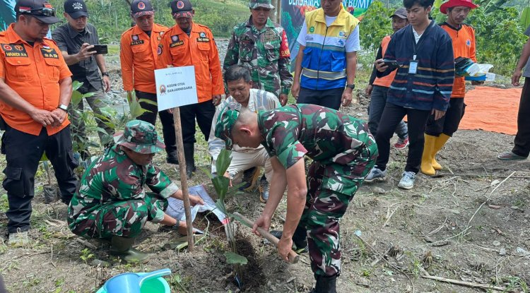 Dandim 0704/Banjarnegara pimpin penanaman pohon Aren Bersama PT.PLN Indonesia Power dan perusahaan umum Jasa Tirta 1 di wilayah Kodam  IV/Dip Tanggal 30 Des 2024*