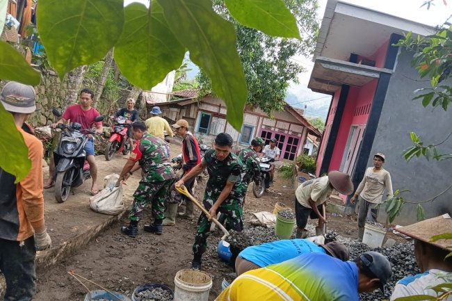 BABINSA IKUT SERTA DALAM PEMBANGUNAN JALAN USAHA TANI 