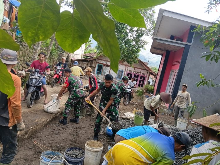 BABINSA IKUT SERTA DALAM PEMBANGUNAN JALAN USAHA TANI 