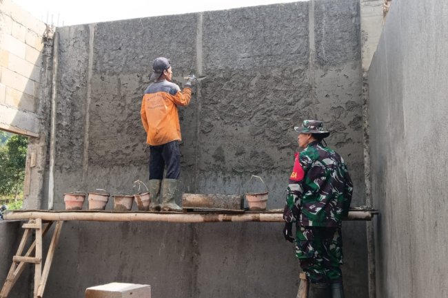 Babinsa Koramil 18 Pagentan Awasi Pembangunan KDKMP di Desa Kasmaran