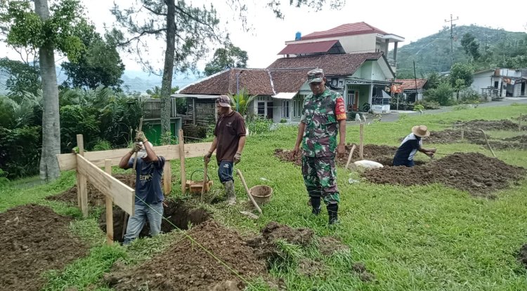 Babinsa Koramil 18 Pagentan Awasi Pembangunan KDKMP di Desa Kayuares