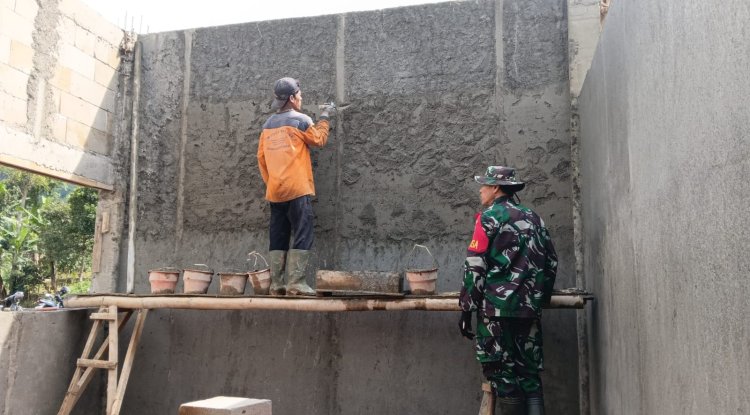 Babinsa Koramil 18 Pagentan Awasi Pembangunan KDKMP di Desa Kasmaran