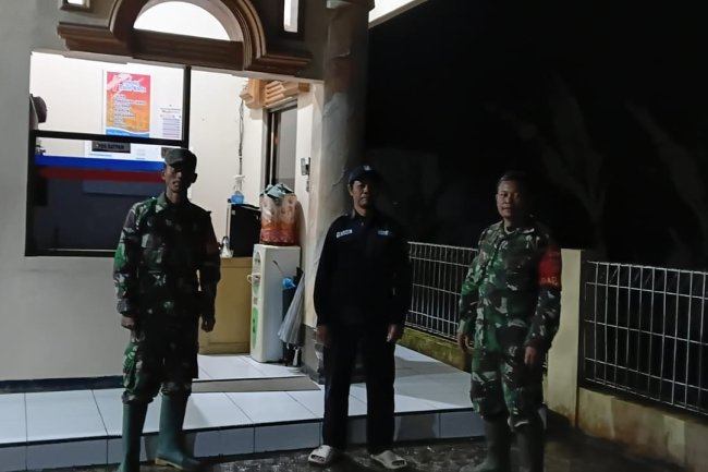 BABINSA KORAMIL 18/PAGENTAN LAKSANAKAN PATROLI MALAM GUNA MEMASTIKAN KEAMANAN WILAYAH 